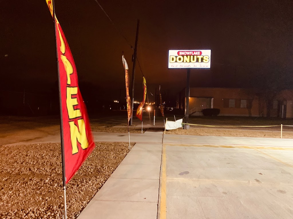 Snowflakes Donuts | 203 N Main St, Hutchins, TX 75141, USA | Phone: (972) 225-0808