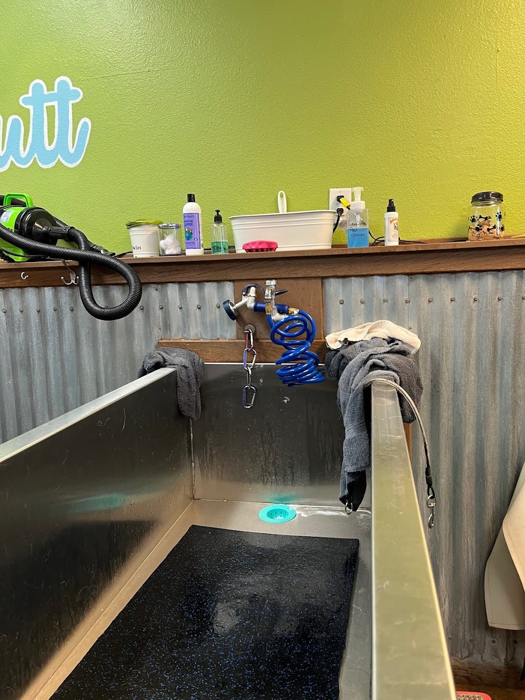 The Village Mutt | 665 E Foothill Blvd, Claremont, CA 91711, USA | Phone: (909) 624-3020