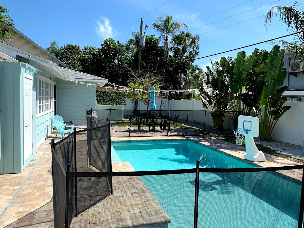 Rads Cozy Cottage | 348 Canal Rd, Siesta Key, FL 34242, USA | Phone: (717) 462-2032