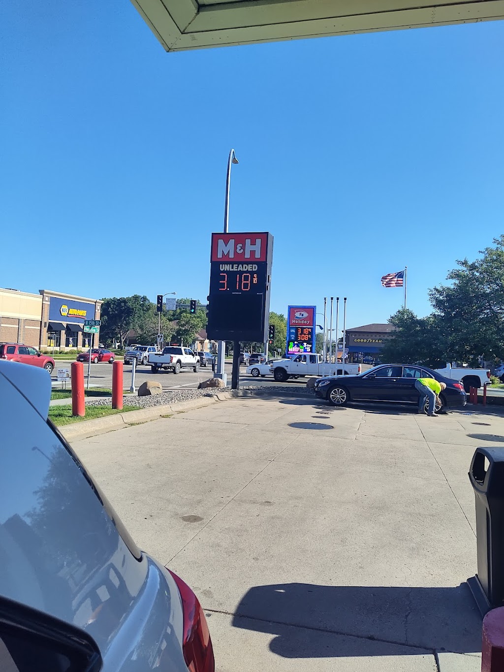 M & H Gas Station | 1402 Vermillion St, Hastings, MN 55033, USA | Phone: (651) 438-1126