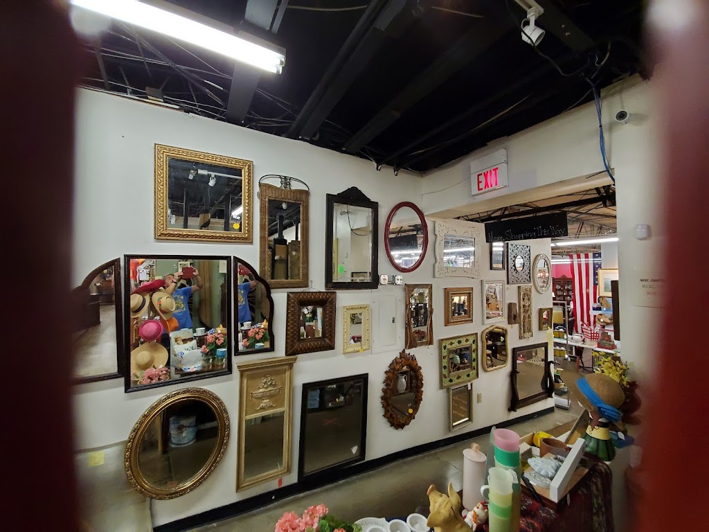 Riverside Centre Antique Mall | 3742 Kellogg Ave, Cincinnati, OH 45226, USA | Phone: (513) 996-2014