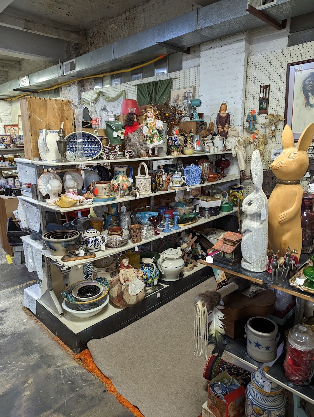 Columbus Antique Mall | 239 Whitney St, Columbus, WI 53925, USA | Phone: (920) 623-1992