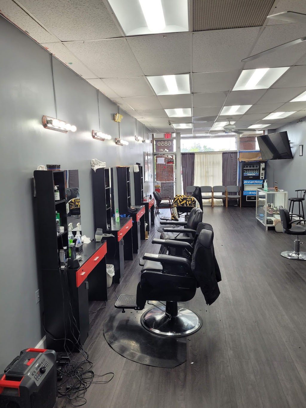 Max Life Barbershop & Salon | 6859 New Hampshire Ave, Takoma Park, MD 20912, USA | Phone: (240) 748-8286