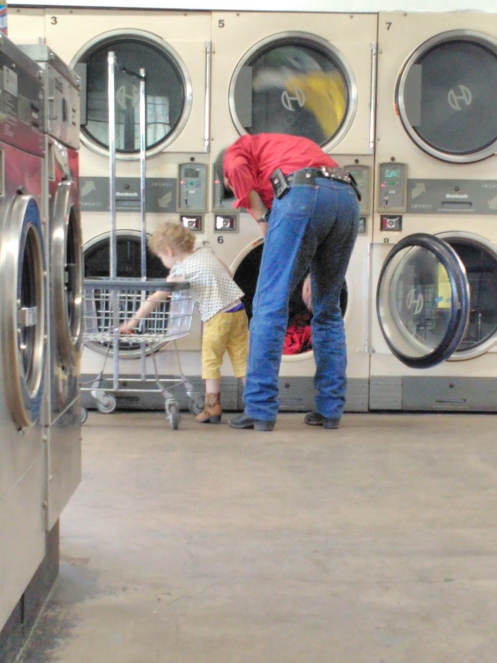 Tiny Bubbles 24 Hour Laundromat | 602 N 35th Ave, Phoenix, AZ 85009, USA | Phone: (480) 553-9448