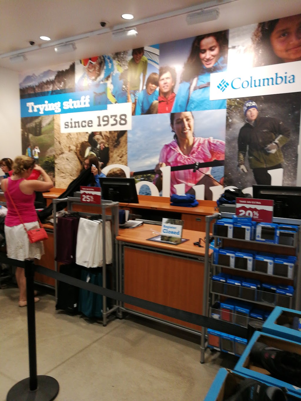 Columbia Factory Store | 300 Taylor Rd #323, Niagara-on-the-Lake, ON L0S 1J0, Canada | Phone: (905) 688-6771