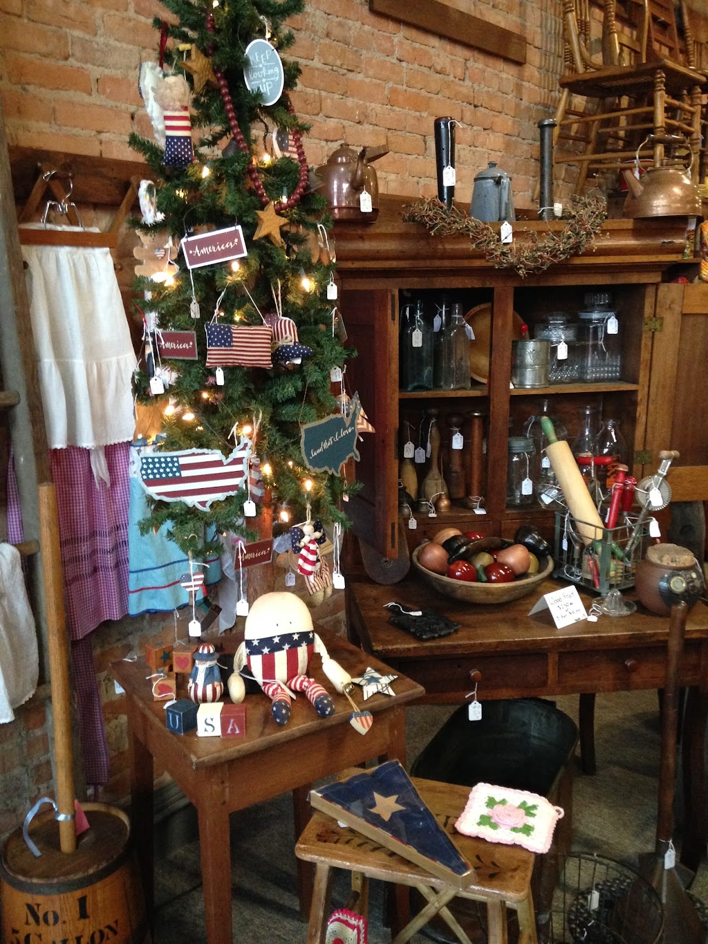 River Raisin Antiques & Mercantile | 138 E Main St, Manchester, MI 48158, USA | Phone: (734) 649-2993