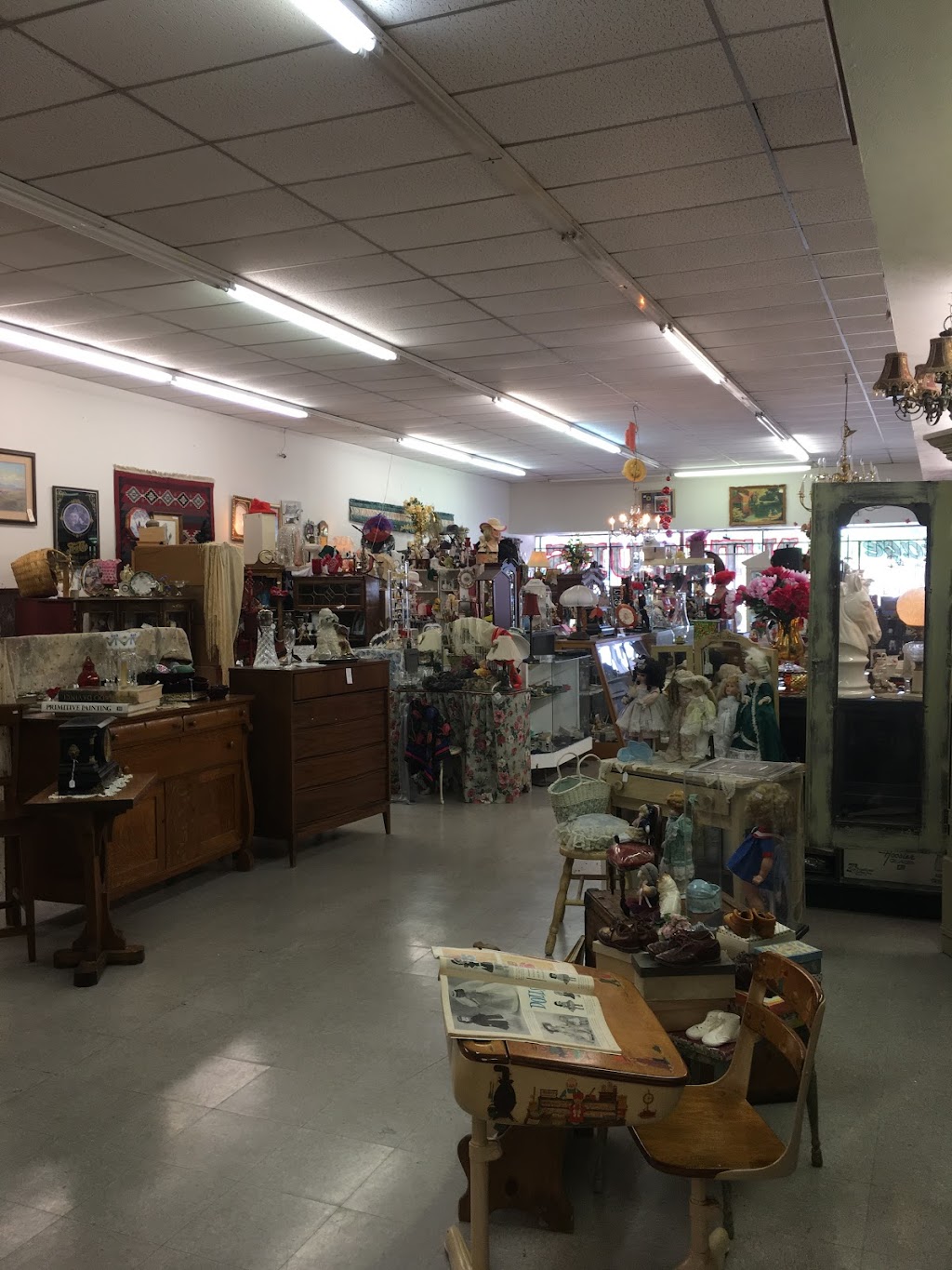 Vintage Etc Antique Mall | 2127 50th St, Lubbock, TX 79412, USA | Phone: (806) 744-4400