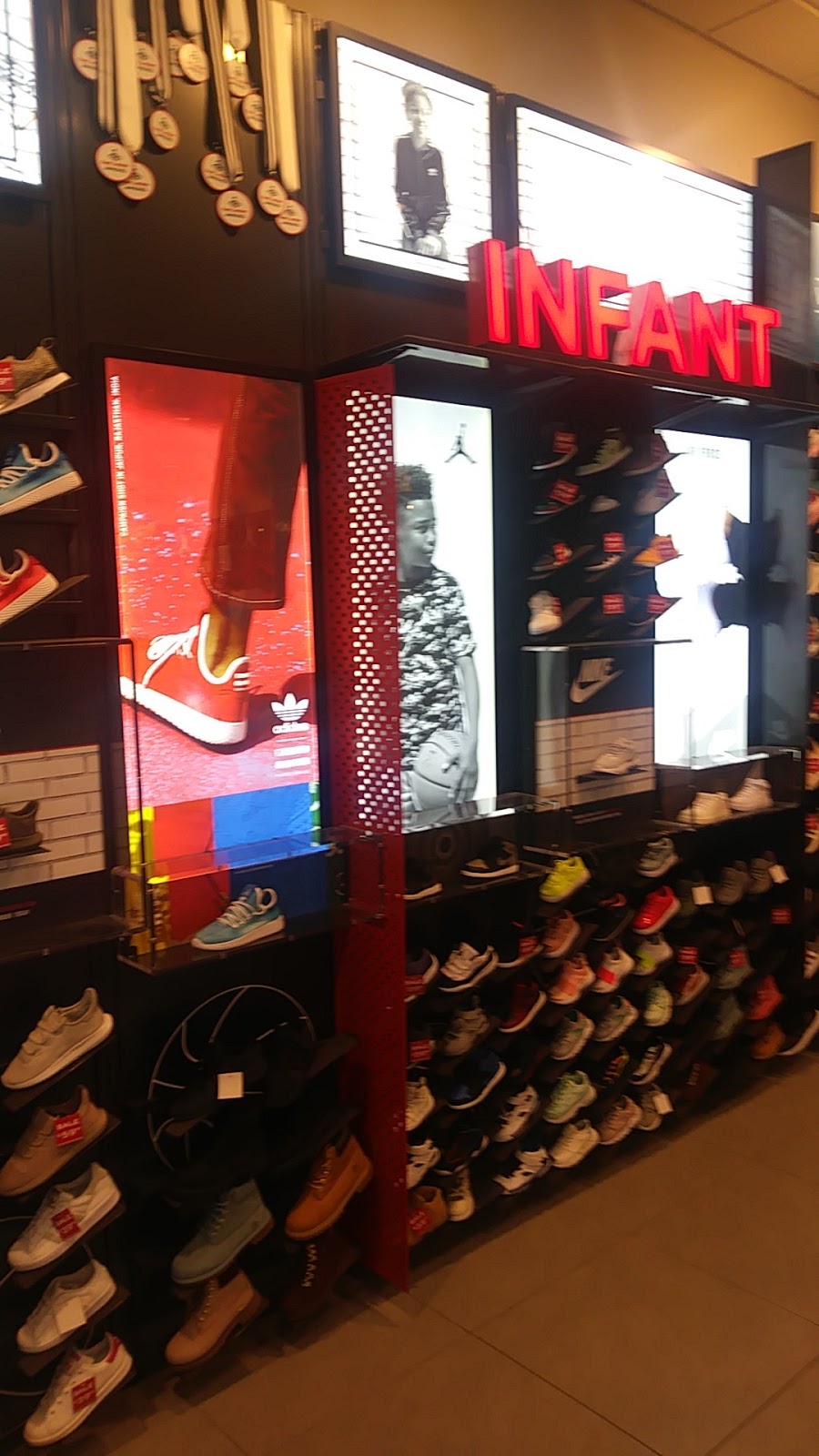 Foot Locker | 96 River Oaks Dr Suite B22, Calumet City, IL 60409, USA | Phone: (708) 862-0846