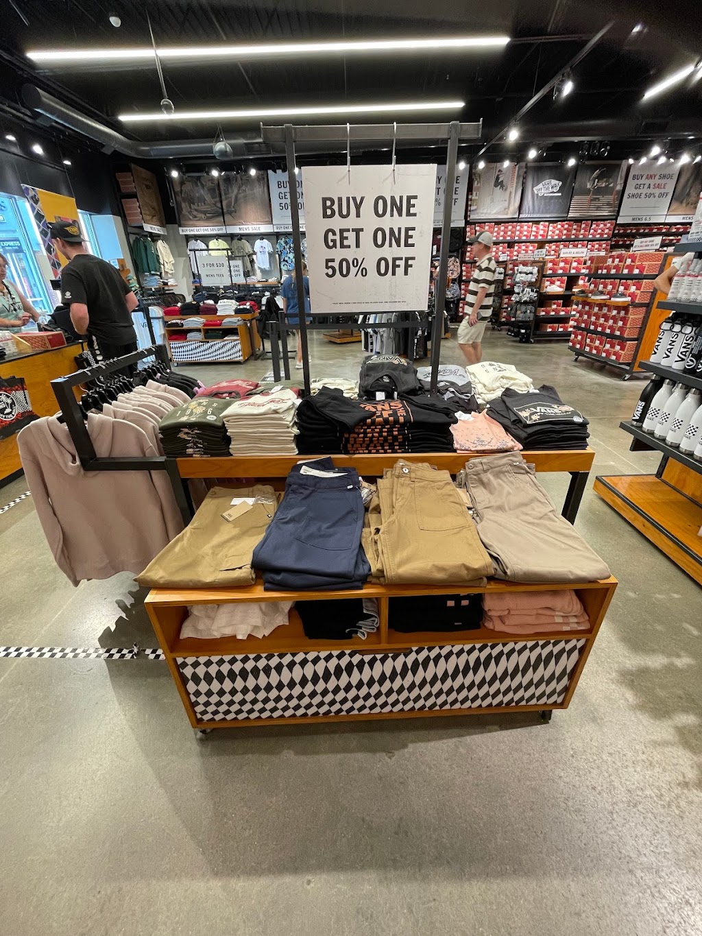 Vans Outlet | 18527 Outlet Blvd #721, Chesterfield, MO 63005, USA | Phone: (636) 536-9624