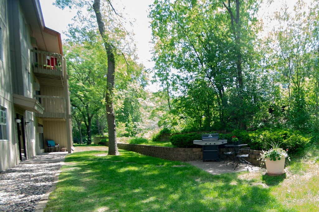 Wilshire Wood Apartments | 10925 Wayzata Blvd, Hopkins, MN 55305, USA | Phone: (952) 546-4944