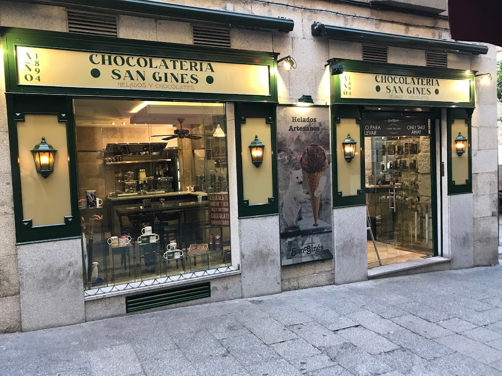 Chocolatería San Ginés | Pasadizo de San Ginés, 5, 28013 Madrid, Spain | Phone: 913 65 65 46