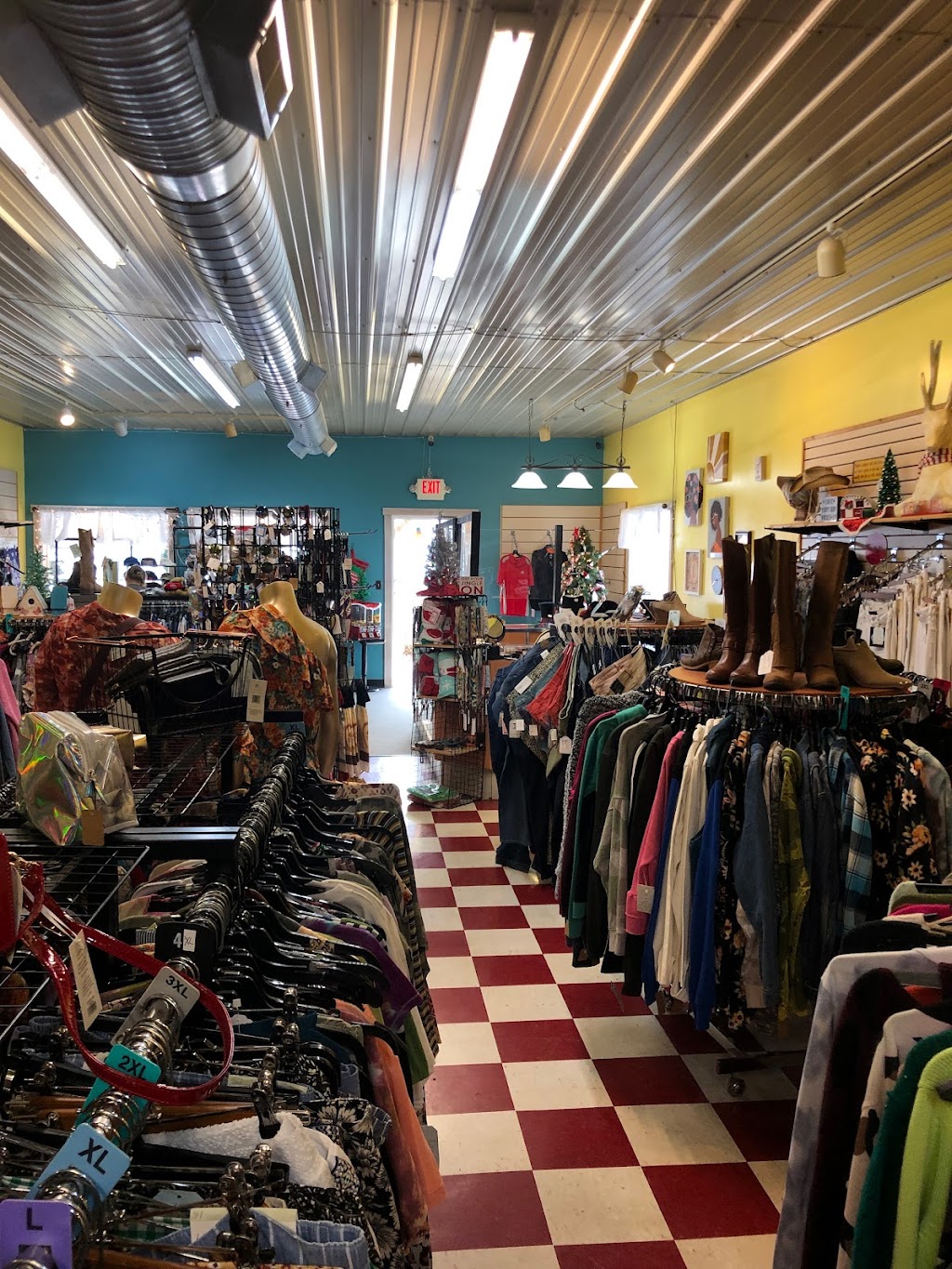 Hocking Hills Chic Boutique | 26772 US-33, Rockbridge, OH 43149, USA | Phone: (740) 380-9753