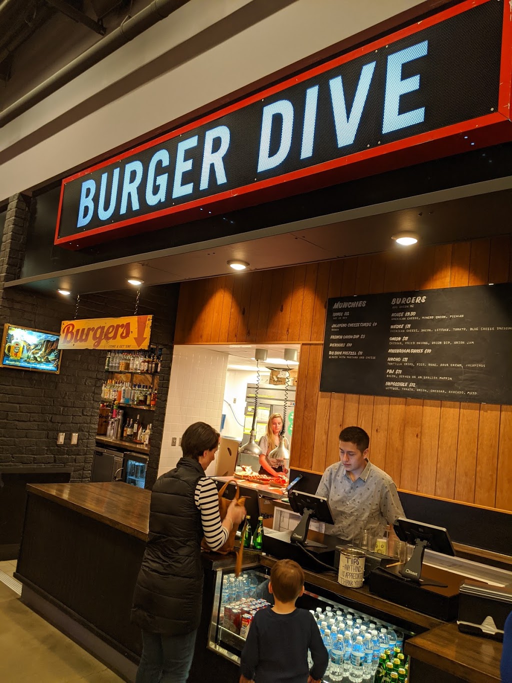 Burger Dive | 806 Rosedale Shopping Center, Roseville, MN 55113, USA | Phone: (651) 340-2389