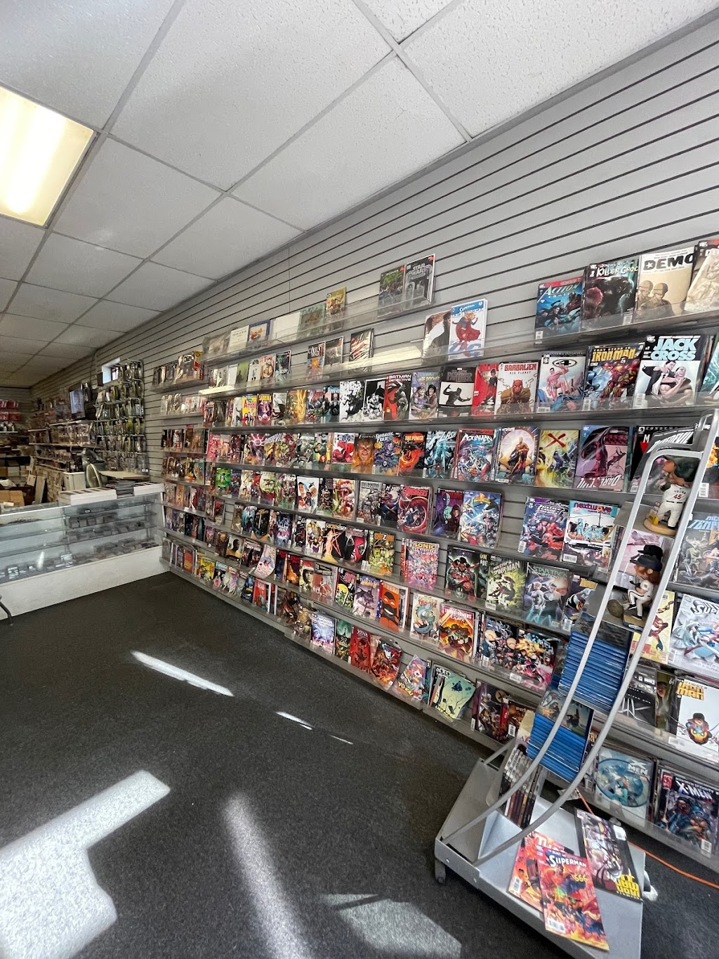 H R Sports Cards & Comics | 2231 10th St #1, Sacramento, CA 95818, USA | Phone: (916) 443-1415