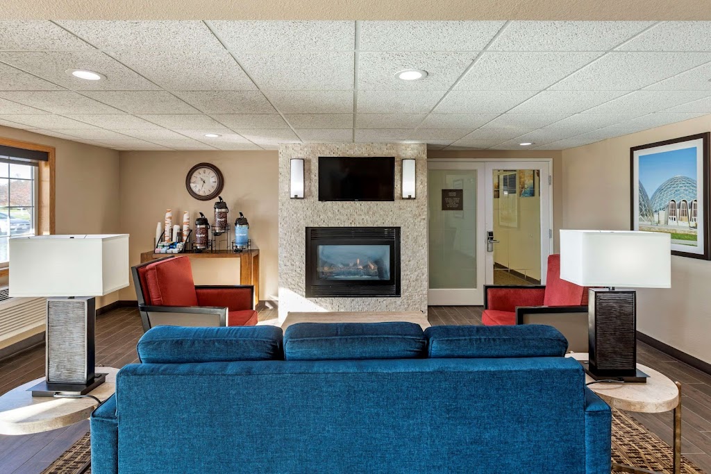 Comfort Inn & Suites Jackson - West Bend | W227 N, 16890 Tillie Lake Ct, Jackson, WI 53037, USA | Phone: (262) 423-6036