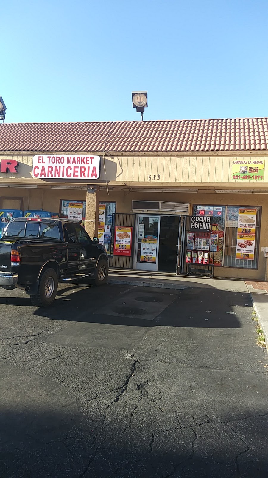 El Toro Market & Liquor | 533 E Main St, San Jacinto, CA 92583, USA | Phone: (951) 654-2902