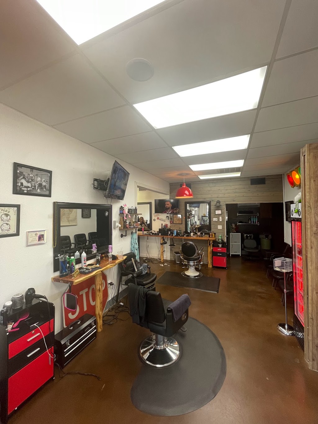 The Hair Stop Barber & Salon LHTX | 100 E Myrtle Ln, Liberty Hill, TX 78642, USA | Phone: (512) 778-9333