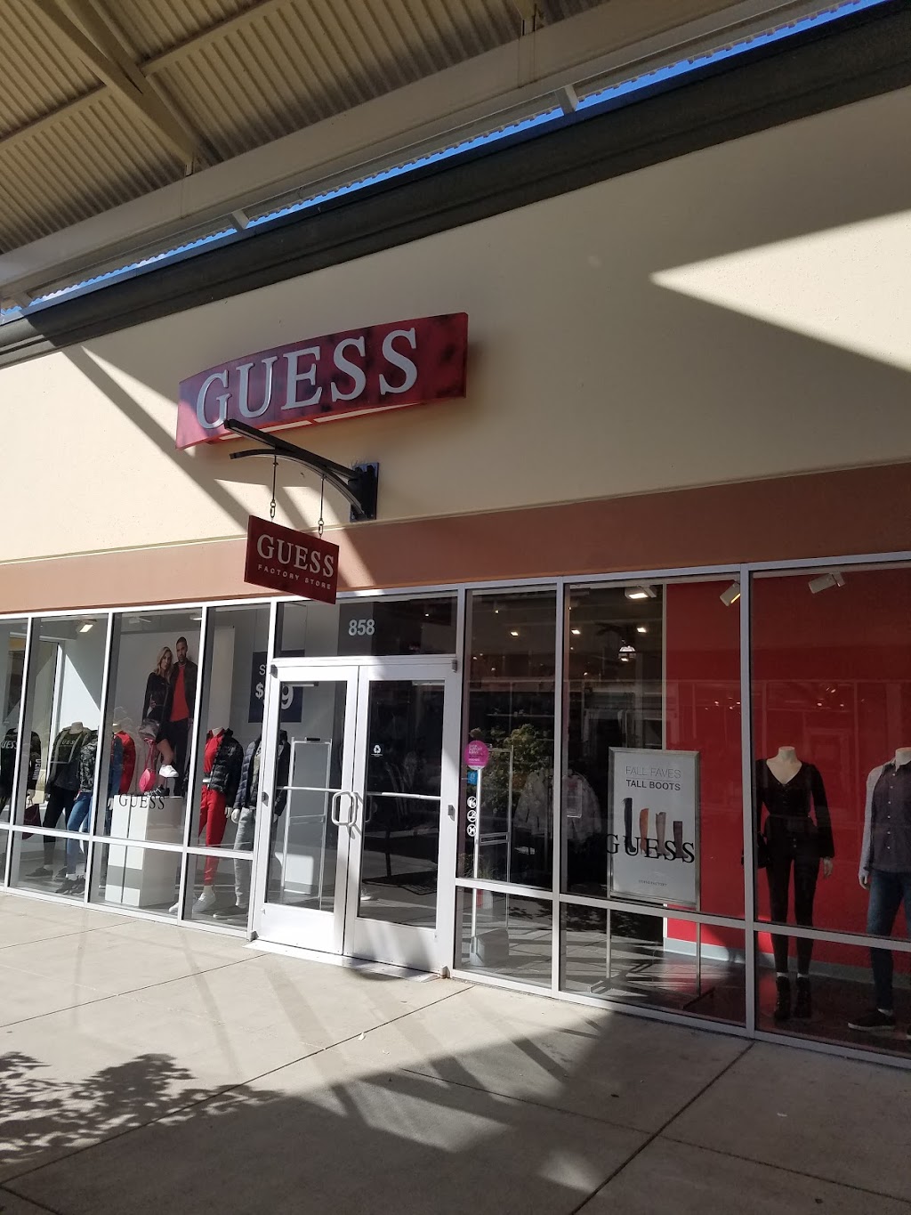 GUESS Factory | Cincinnati Premium Outlets, 858 Premium Outlets Dr, Monroe, OH 45050, USA | Phone: (513) 360-0276