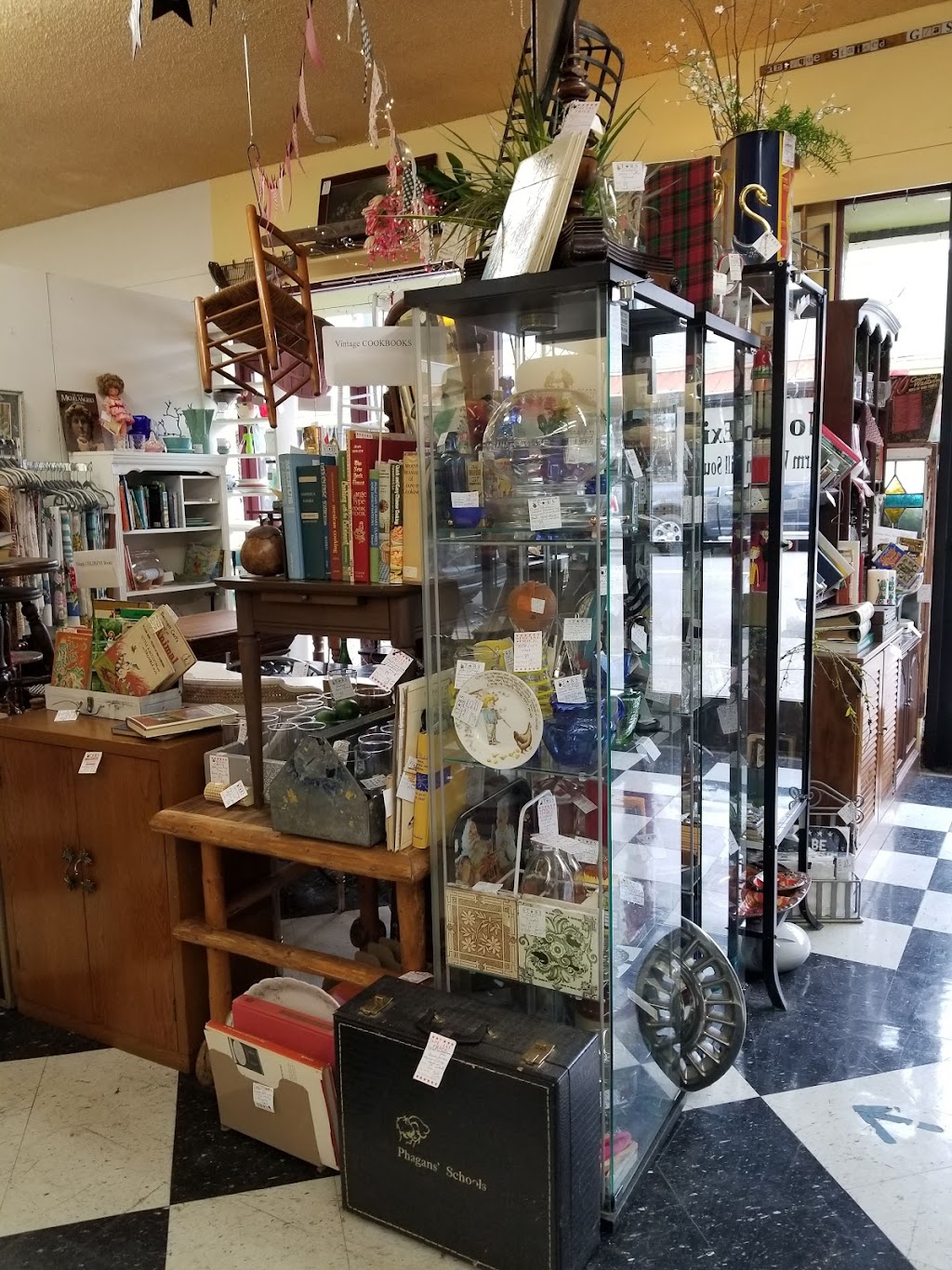 Stars & Splendid Antiques Mall | 7030 SE Milwaukie Ave, Portland, OR 97202, USA | Phone: (503) 235-5990