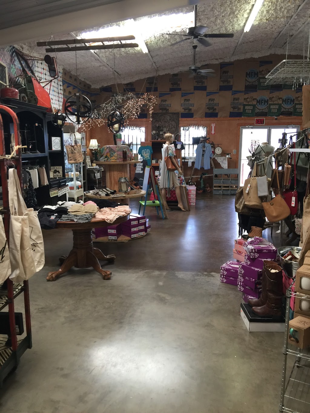 Mabank Feed Inc Southern Glitz Boutique | 1100 N 3rd St, Mabank, TX 75147, USA | Phone: (903) 887-1771