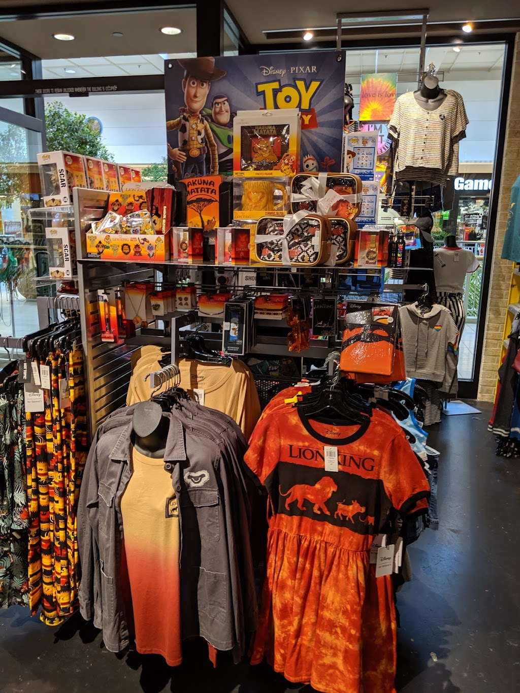 Hot Topic | 452 E Sailer Dr, San Mateo, CA 94403, USA | Phone: (650) 286-0790