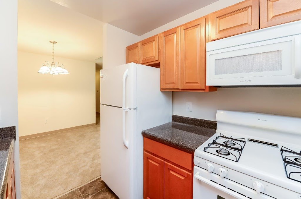 Cranbury Crossing Apartment Homes | 1 Cranbury Cir, East Brunswick, NJ 08816, USA | Phone: (732) 387-4511