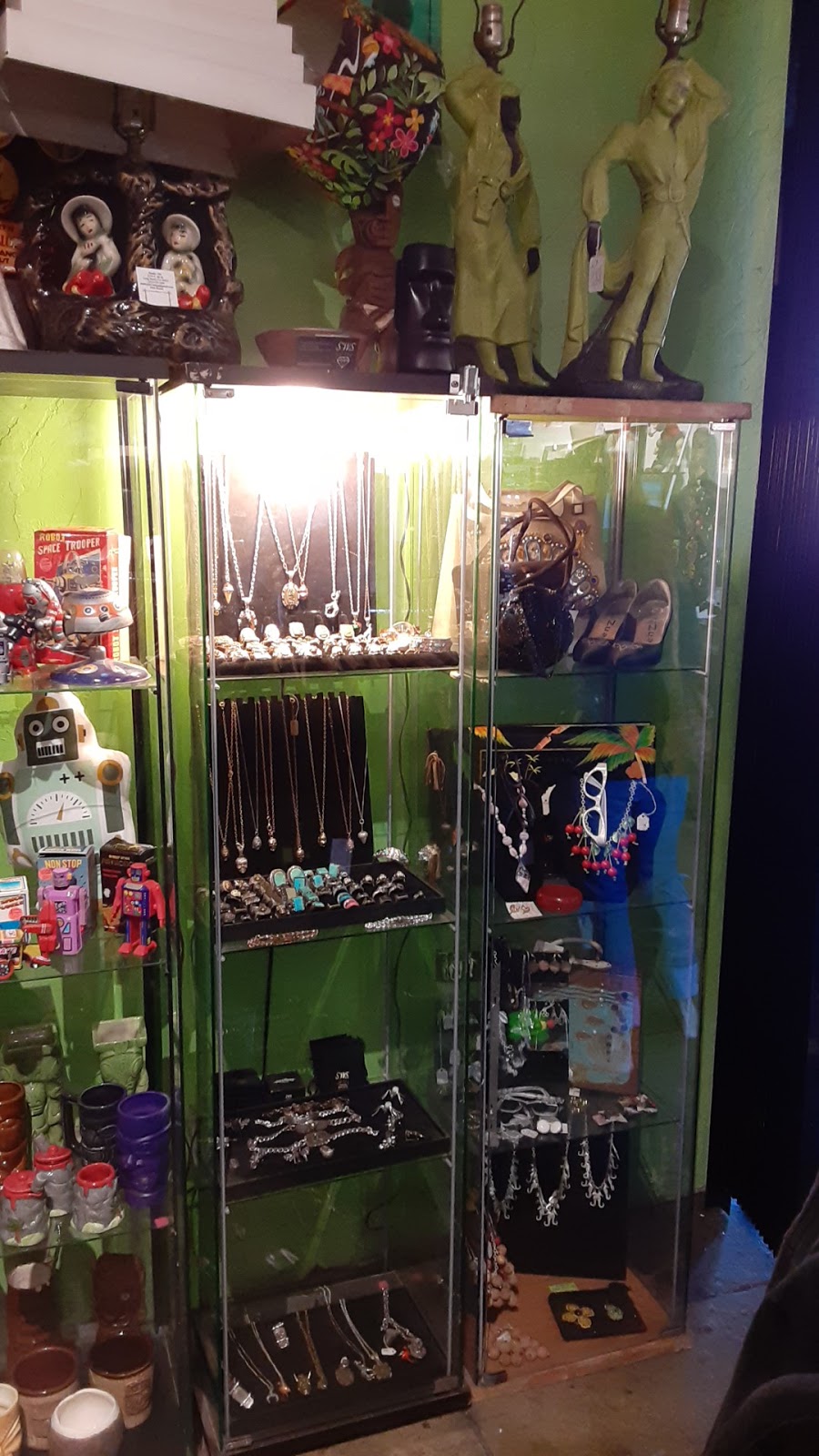 Sneaky Tiki Boutique | 2226 E 4th St, Long Beach, CA 90814 | Phone: (562) 439-2600