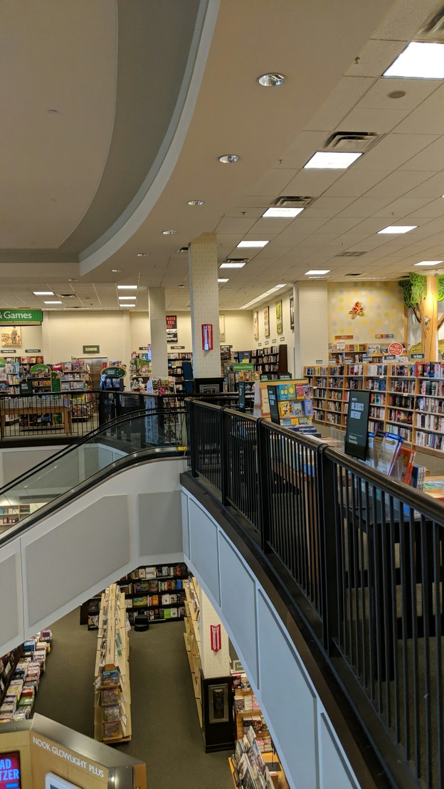 Barnes & Noble | 1430 Plaza Pl, Southlake, TX 76092, USA | Phone: (817) 442-0207