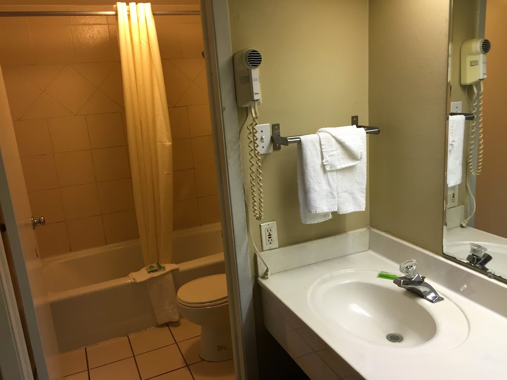 Executive Inn | 1601 N Saint Marys Street, Beeville, TX 78102, USA | Phone: (361) 358-4100