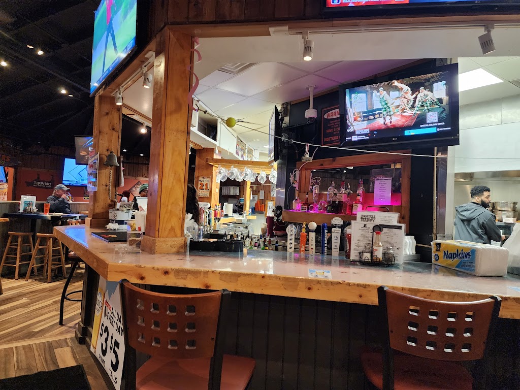 Hooters | 1801 W Mercury Blvd, Hampton, VA 23666, USA | Phone: (757) 827-3010