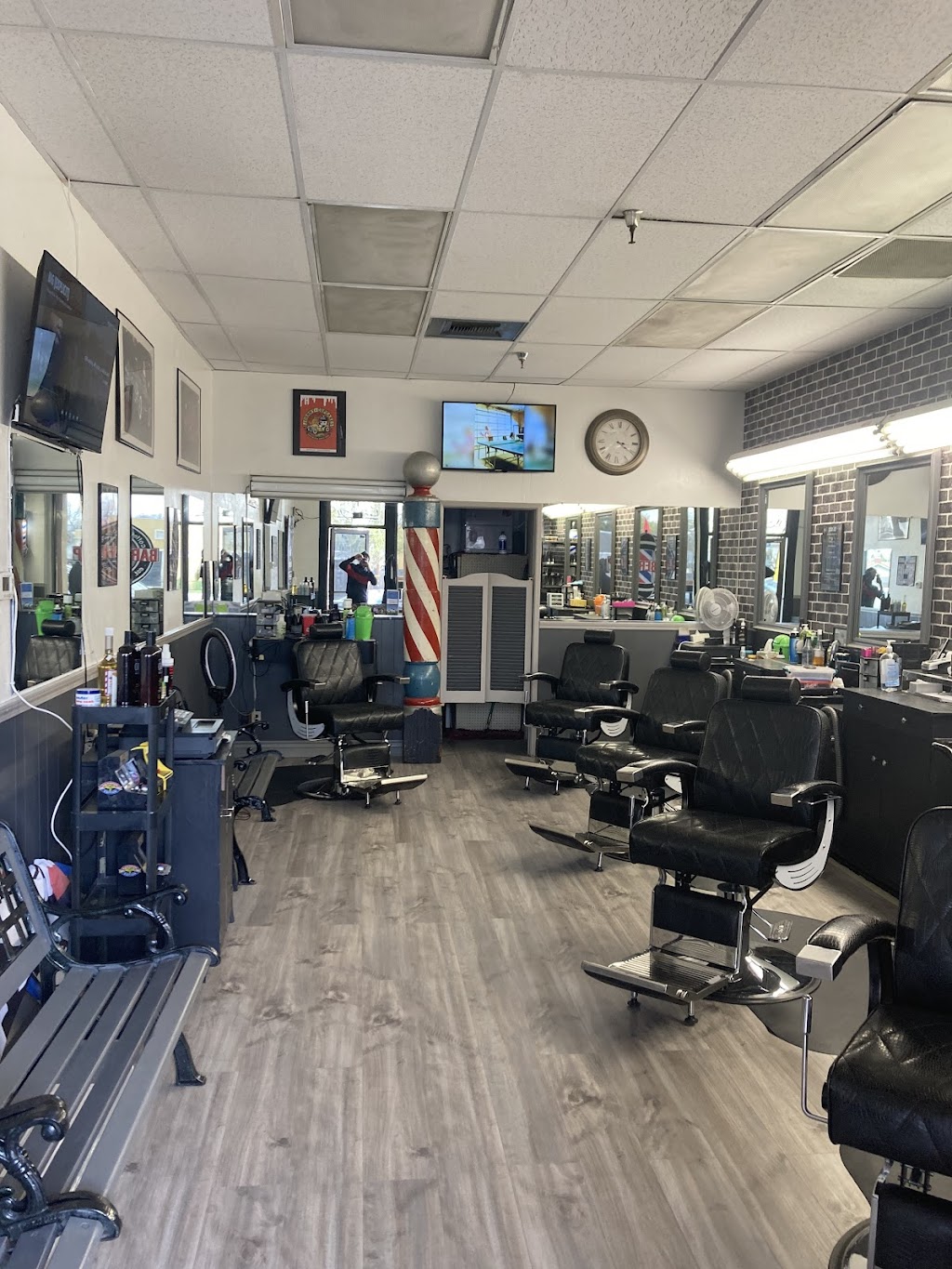 Coffee Plaza Barber Shop | 2400 Coffee Rd # T, Modesto, CA 95355, USA | Phone: (209) 576-1256