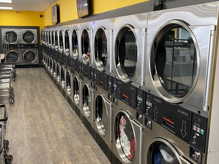 Busy B Laundromat Chicago Heights | 403 W Lincoln Hwy #2, Chicago Heights, IL 60411, USA | Phone: (708) 455-2386