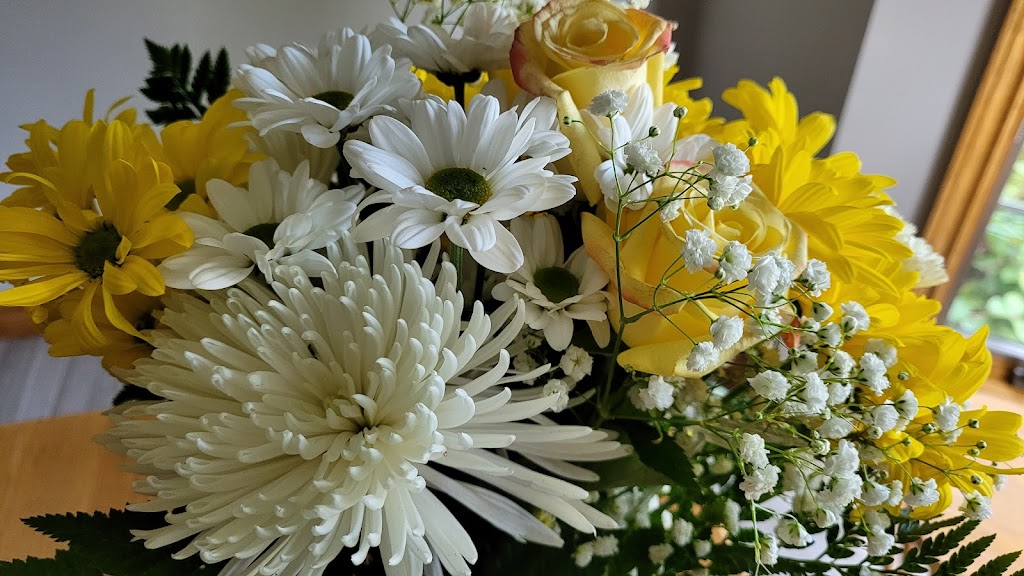 Mariettas Flower Gallery | 541 Notre Dame St, Belle River, ON N0R 1A0, Canada | Phone: (519) 728-2472