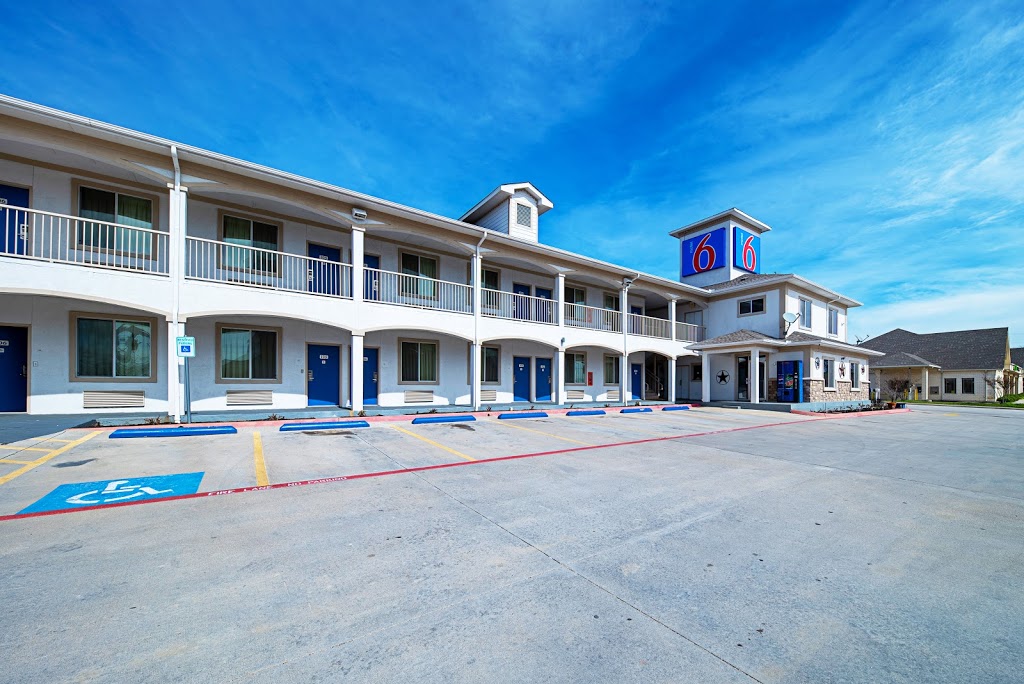 Motel 6 Rhome | 300 Holly Pkwy, Rhome, TX 76078, USA | Phone: (817) 636-6140