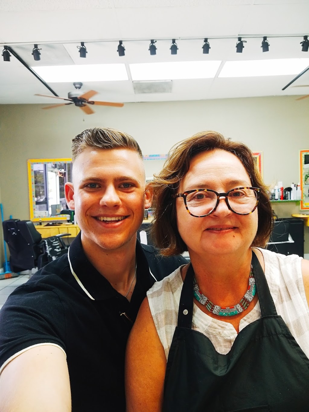Chameleon Salon And Barbershop | 1033 SE 17th St, Fort Lauderdale, FL 33316, USA | Phone: (954) 451-5348