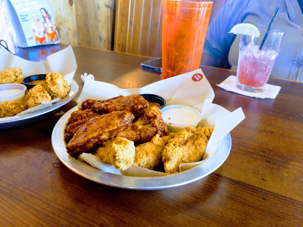 Hooters | 2910 23rd Ave, Council Bluffs, IA 51501, USA | Phone: (712) 256-2959