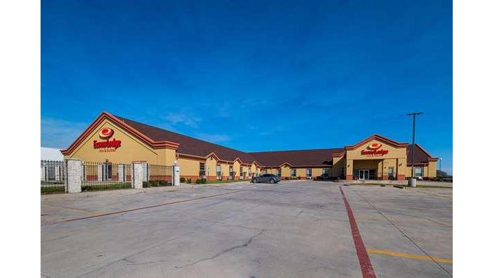 Econo Lodge Inn & Suites Bridgeport | 905 US-380, Bridgeport, TX 76426, USA | Phone: (940) 683-1790