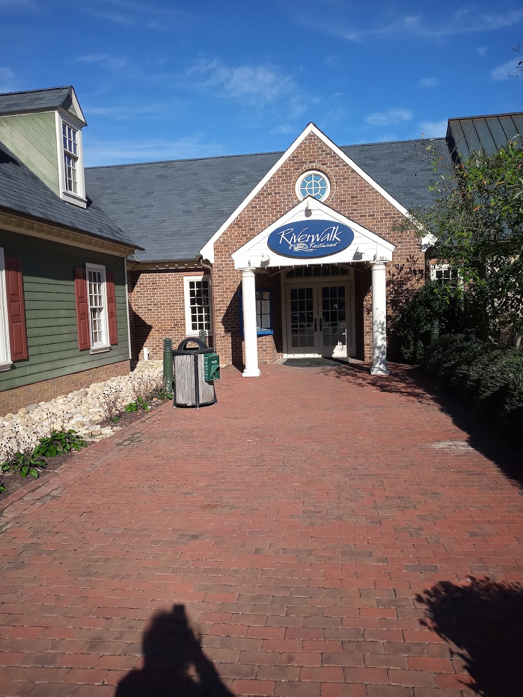 Riverwalk Restaurant | 323 Water St, Yorktown, VA 23690 | Phone: (757) 875-1525