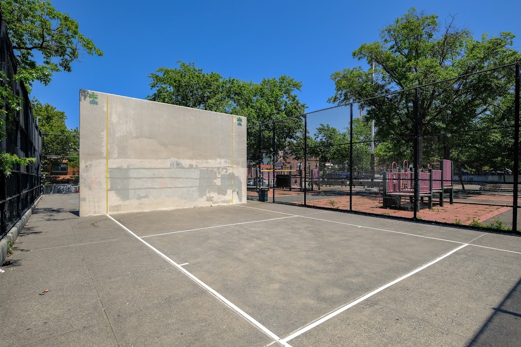 Starr Playground | 209 Onderdonk Ave, Ridgewood, NY 11385, USA | Phone: (212) 639-9675