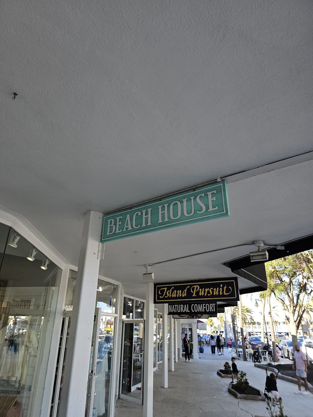 Beach House | 351 St Armands Cir, Sarasota, FL 34236, USA | Phone: (508) 474-2954