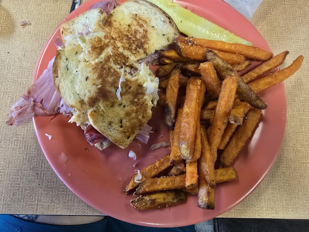 Odd Cuples Cafe | 117 W Belt Ave Suite D, Bushnell, FL 33513, USA | Phone: (352) 568-0408