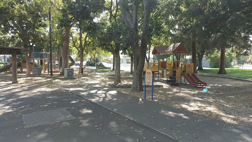 Village Park | 919 Arnold St, Davis, CA 95618, USA | Phone: (530) 757-5626