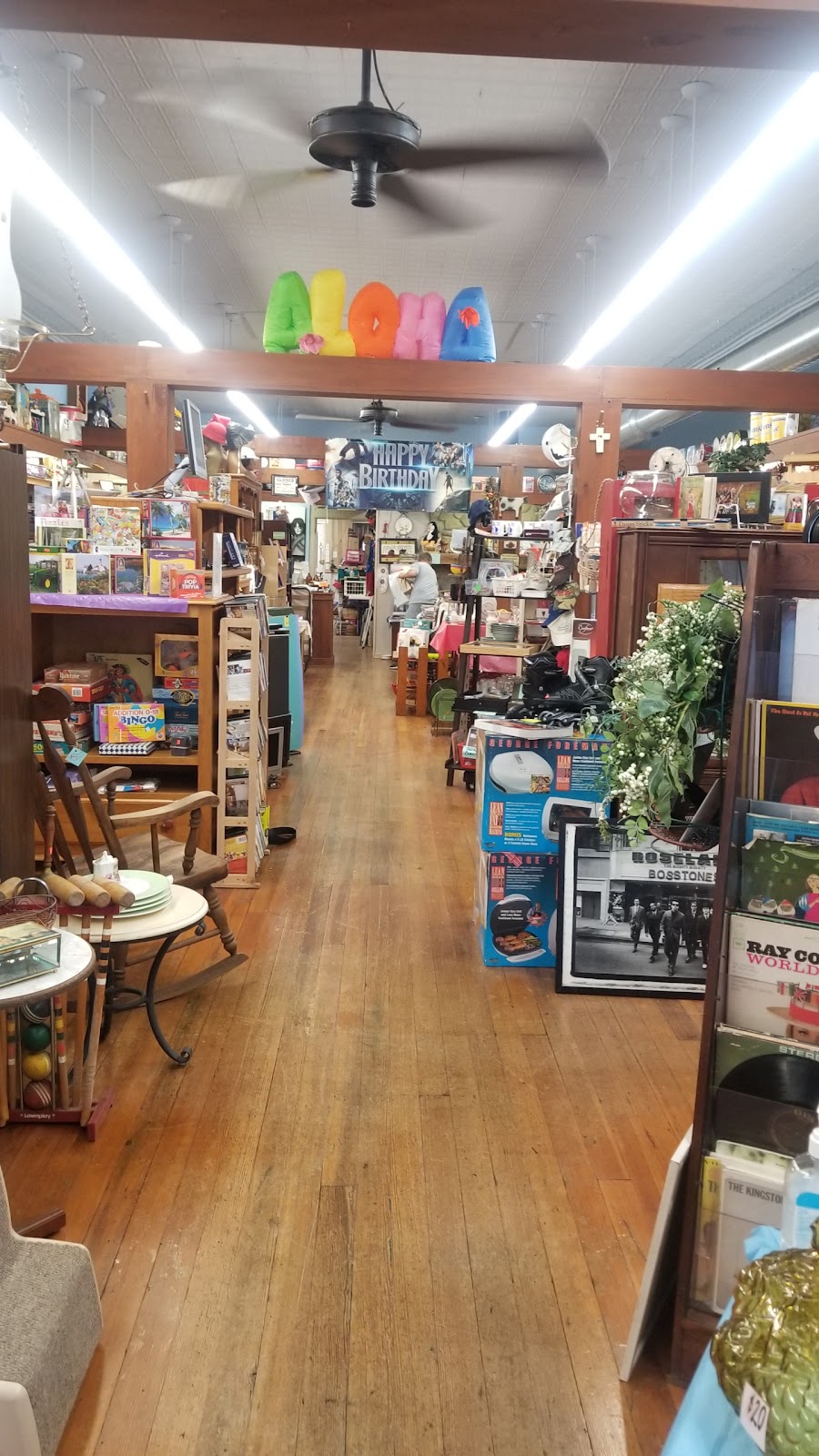 Moon Penguin’s Emporium | 206 W St Louis St, Lebanon, IL 62254, USA | Phone: (618) 537-6625