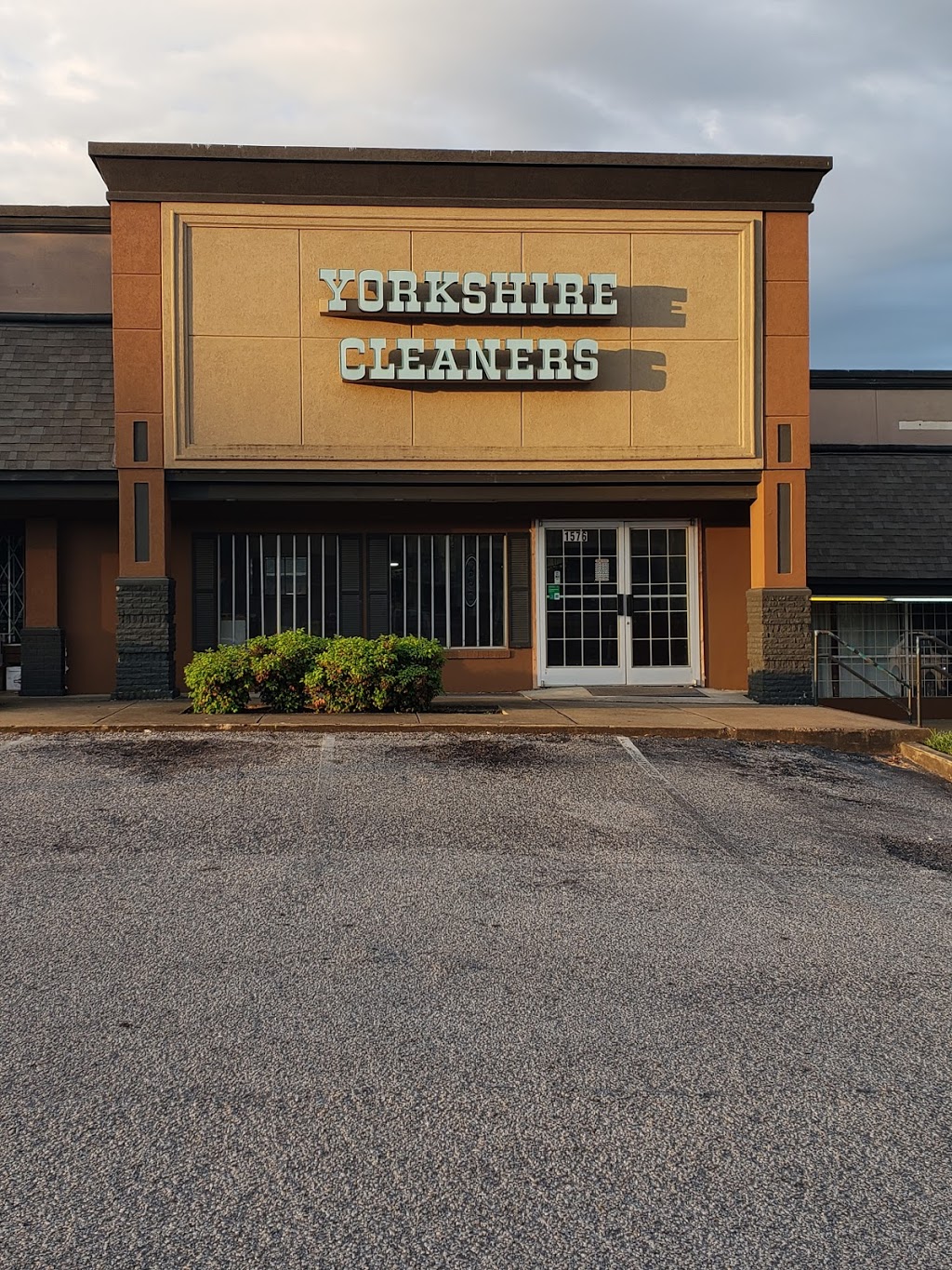 Yorkshire Cleaners | 1576 Yorkshire Dr, Memphis, TN 38119, USA | Phone: (901) 685-7794