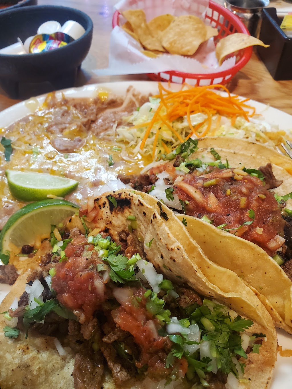 Veros Mexican and Seafood | 31724 Mission Trail, Lake Elsinore, CA 92530, USA | Phone: (951) 471-0487