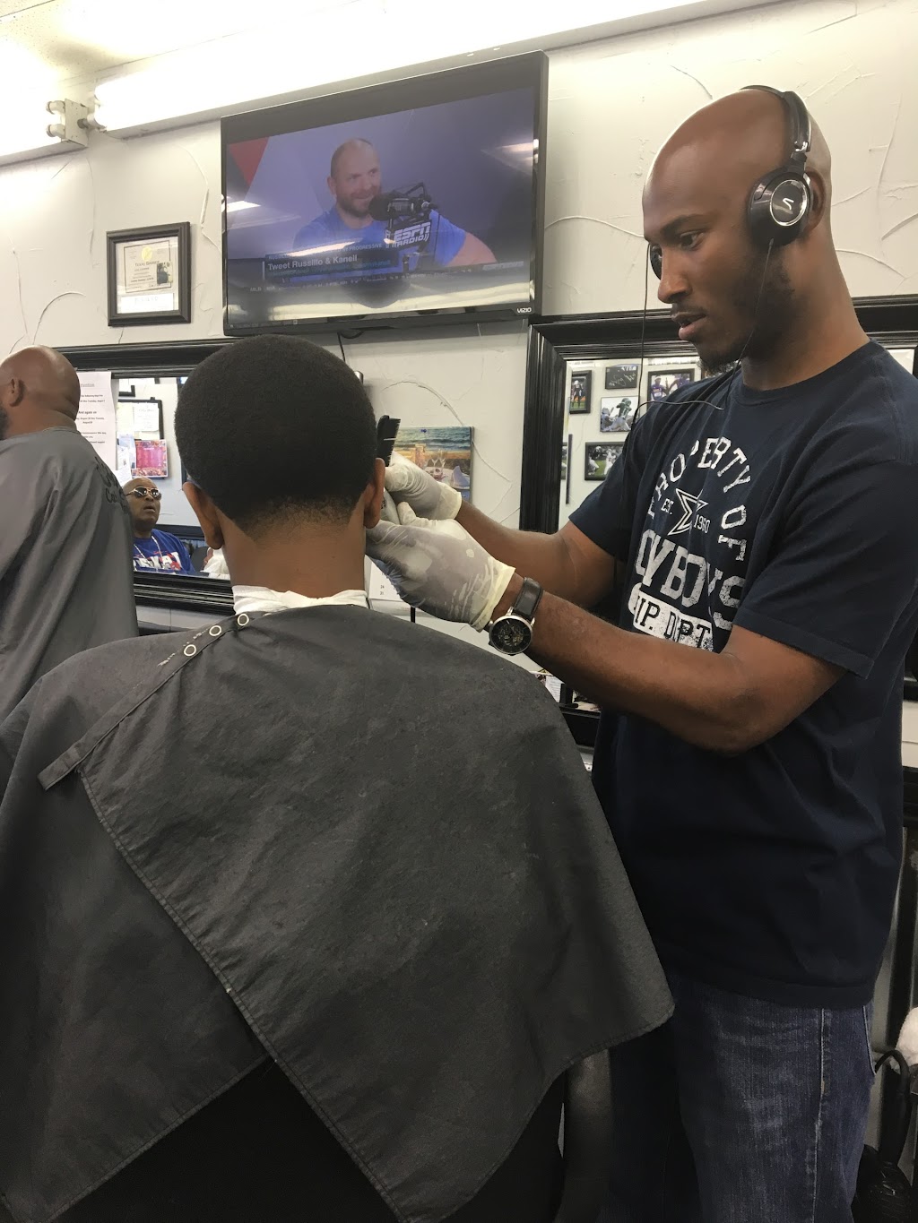 Classic Cuts & Styles | 3250 W Pleasant Run Rd Suite 235, Lancaster, TX 75146, USA | Phone: (972) 217-2020