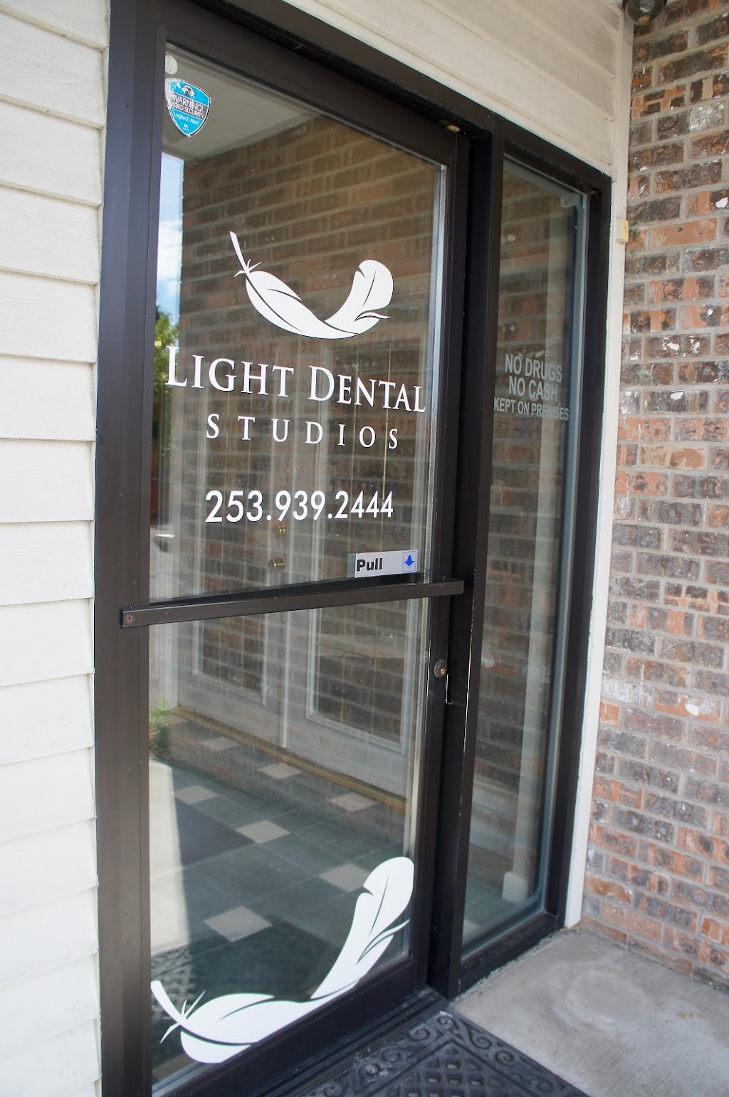 Light Dental Studios of Auburn | 1010 E Main St, Auburn, WA 98002, USA | Phone: (253) 939-2444