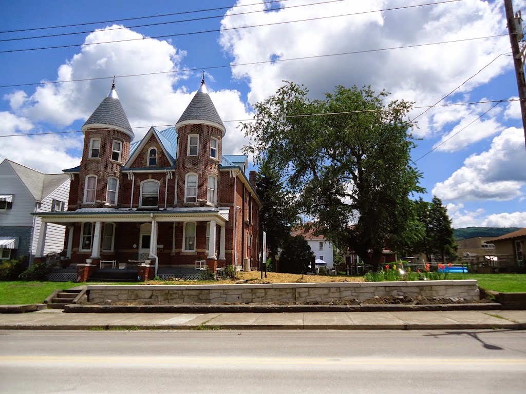 Fox Castle Bed and Breakfast | 1131 S Pittsburgh St, Connellsville, PA 15425, USA | Phone: (724) 603-3699