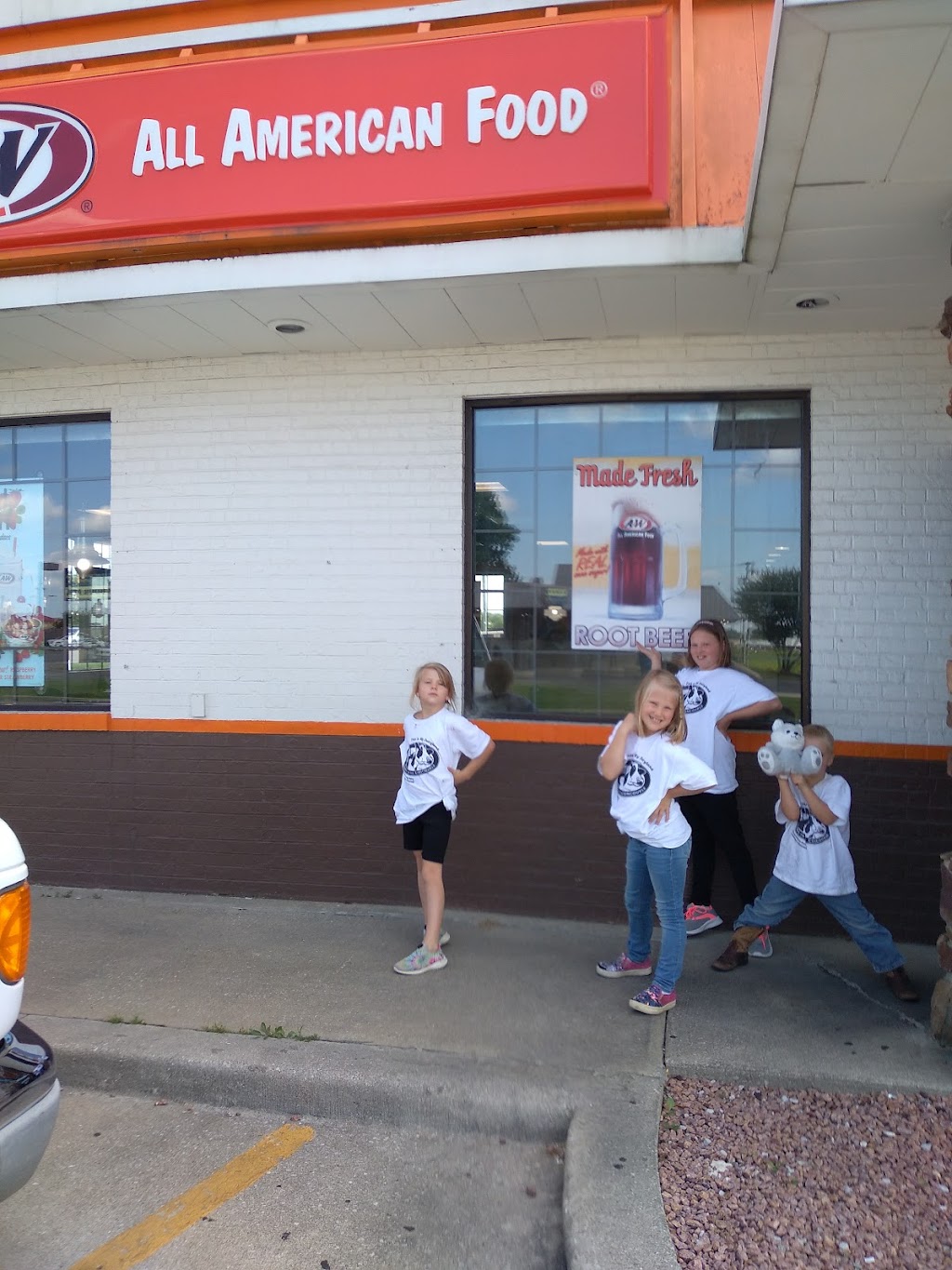 A&W Restaurant | 1 Ohren Dr, Litchfield, IL 62056, USA | Phone: (217) 324-7131