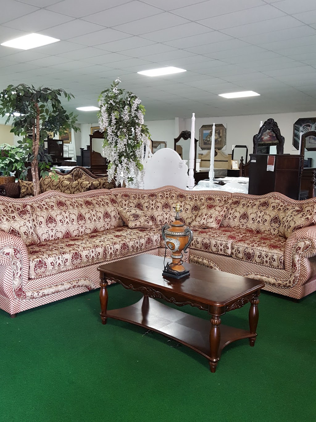 Lindas Furniture | 160 S Pacific Hwy, Woodburn, OR 97071, USA | Phone: (503) 982-0345